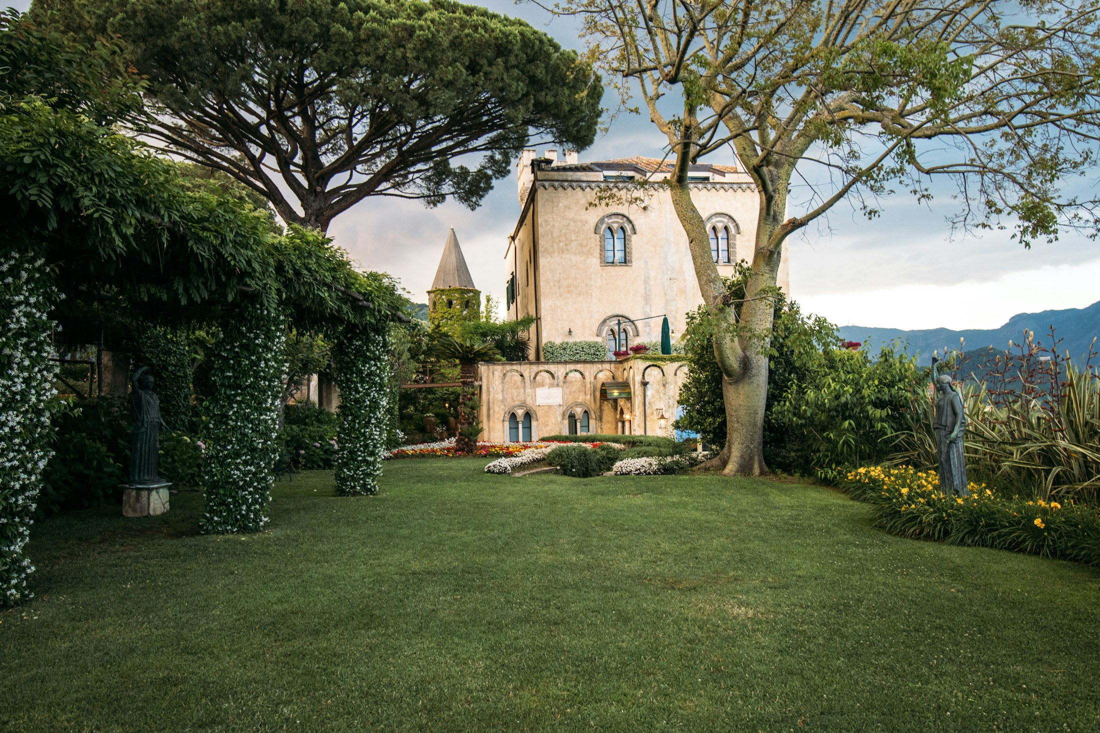 Villa provençale entourée de pins parasols et d'une pelouse